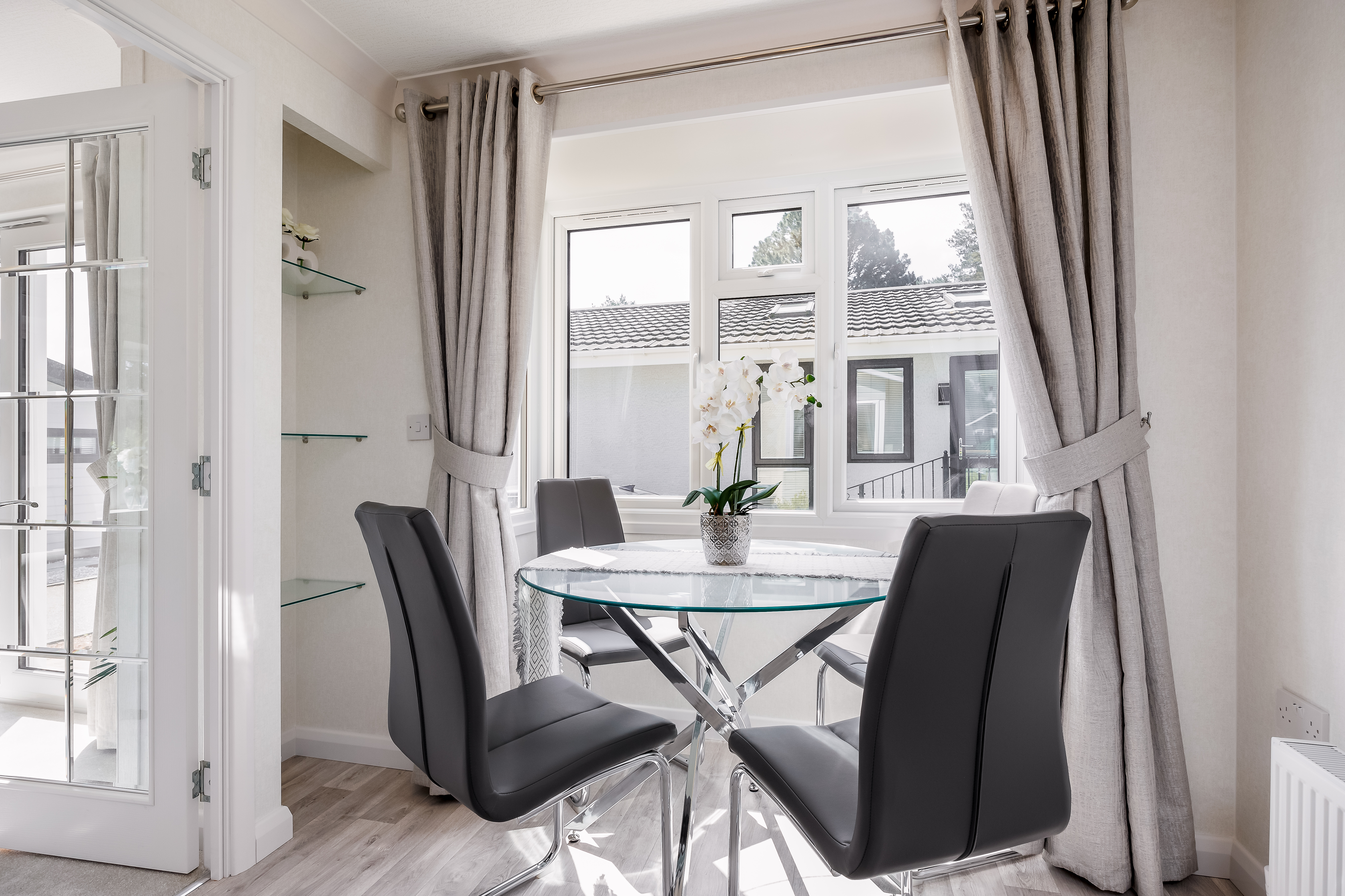 stately-goodwood-dining-area